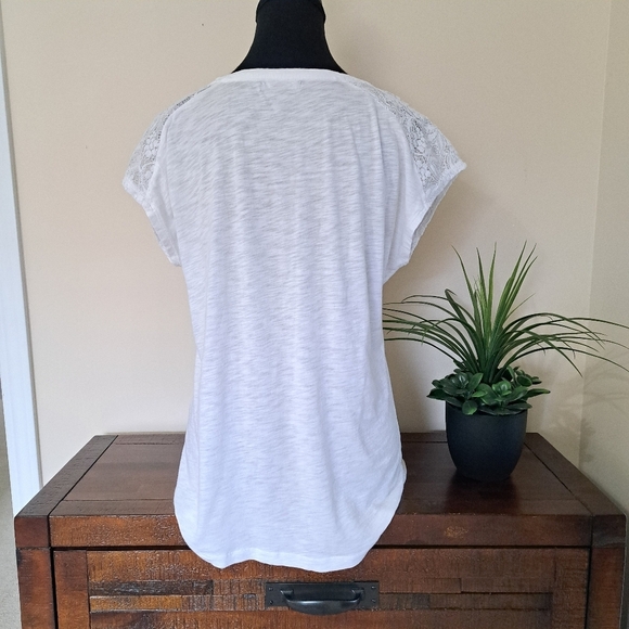 Chaps White Tee Size Medium Lace Detail Shoulder Lightweight - Picture 3 of 13